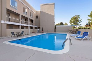 Seasonal outdoor pool - Days Inn by Wyndham Florence Near Civic Center (Florence)