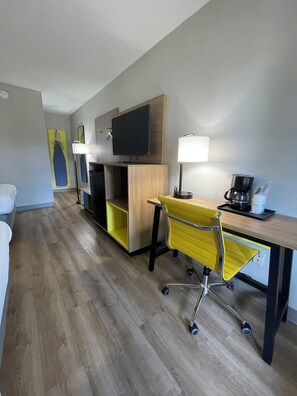 Quarto luxo, 1 cama King, para não fumantes | Escrivaninha, ferros/tábuas de passar roupa, Wi-Fi de cortesia