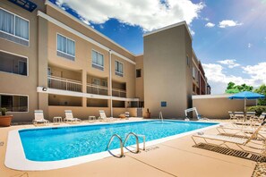 Piscine extérieure en saison