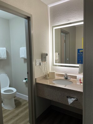 Rom, 1 kingsize-seng, tilpasset bevegelseshemmede, ikke-røyk (Bathtub w/ Grab Bars) | Bad | Kombinert dusj/badekar, toalettartikler (inkludert) og hårføner
