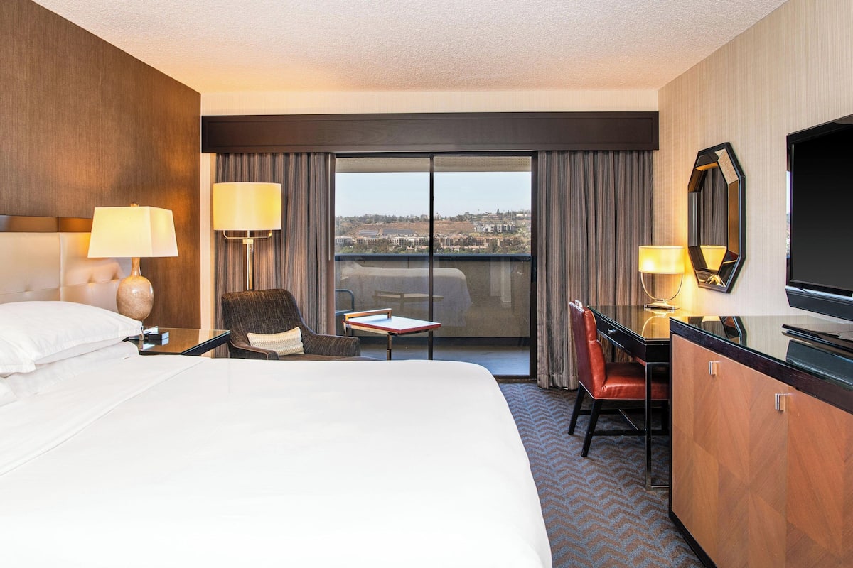 Room, 1 King Bed (Balcony) | Premium bedding, down comforters, pillowtop beds, in-room safe