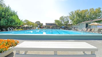 Sæsonbestemt udendørs pool, åben fra kl. 07.00 til kl. 22.00, parasoller