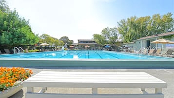 Piscina stagionale all'aperto, ombrelloni da piscina, lettini