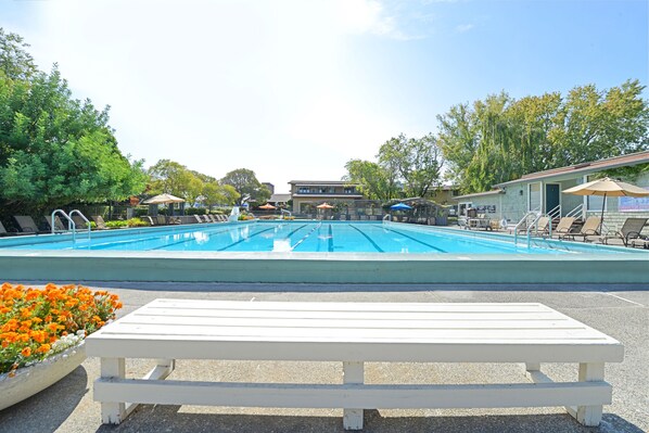 Piscine extérieure (ouverte en saison), parasols de plage