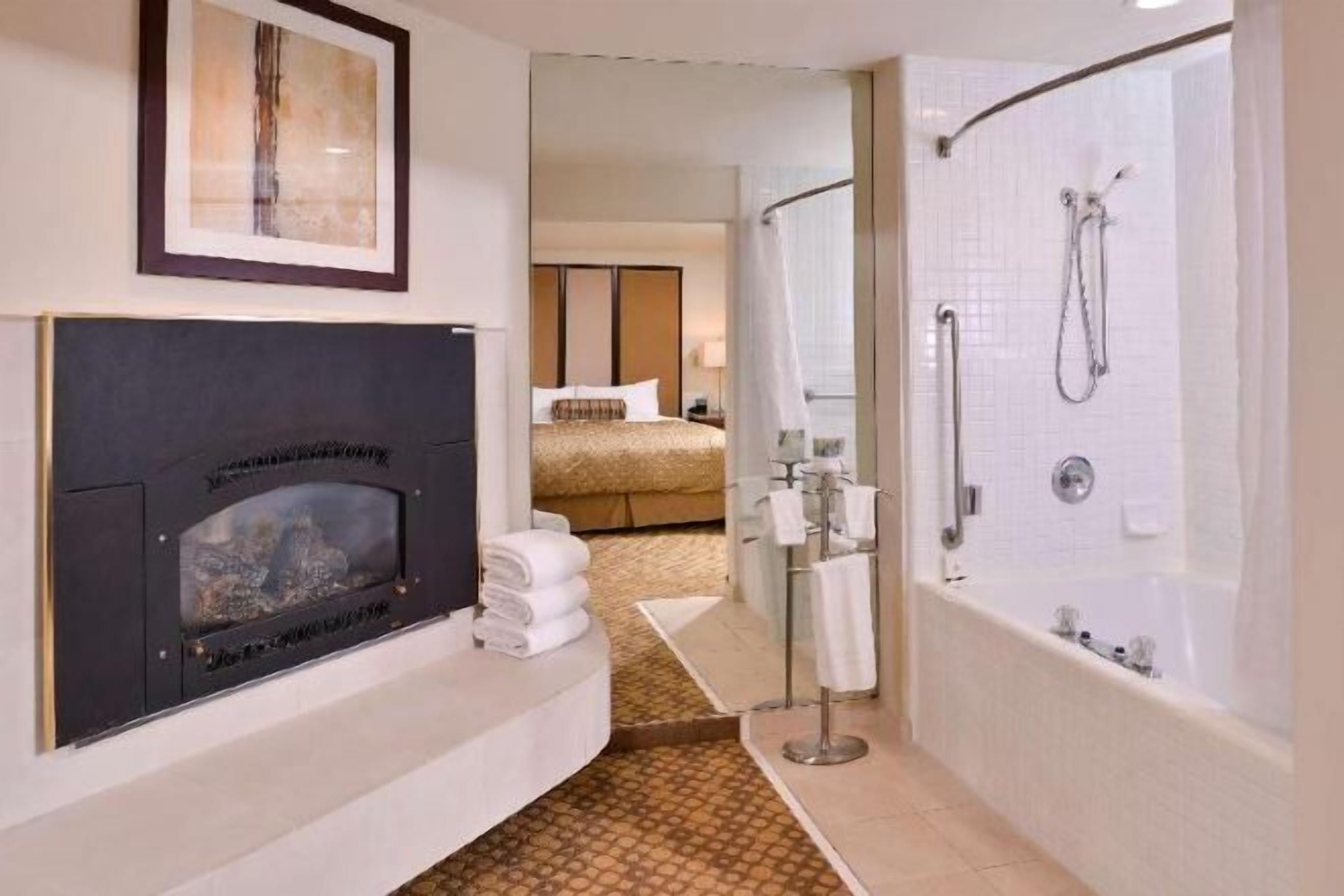 Baño | Ducha y bañera combinadas y artículos de higiene personal gratuitos