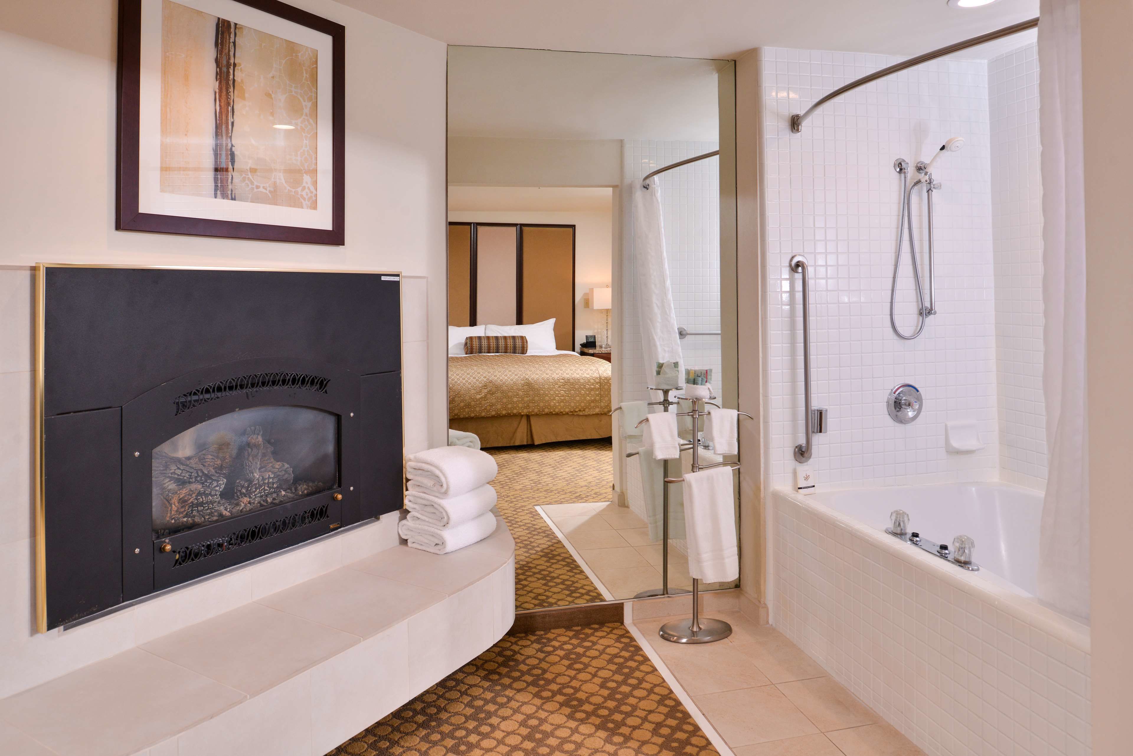 standard room, 1 king bed, non smoking, jetted tub | bathroom | combined shower/bathtub, free toiletries, hair dryer, towels