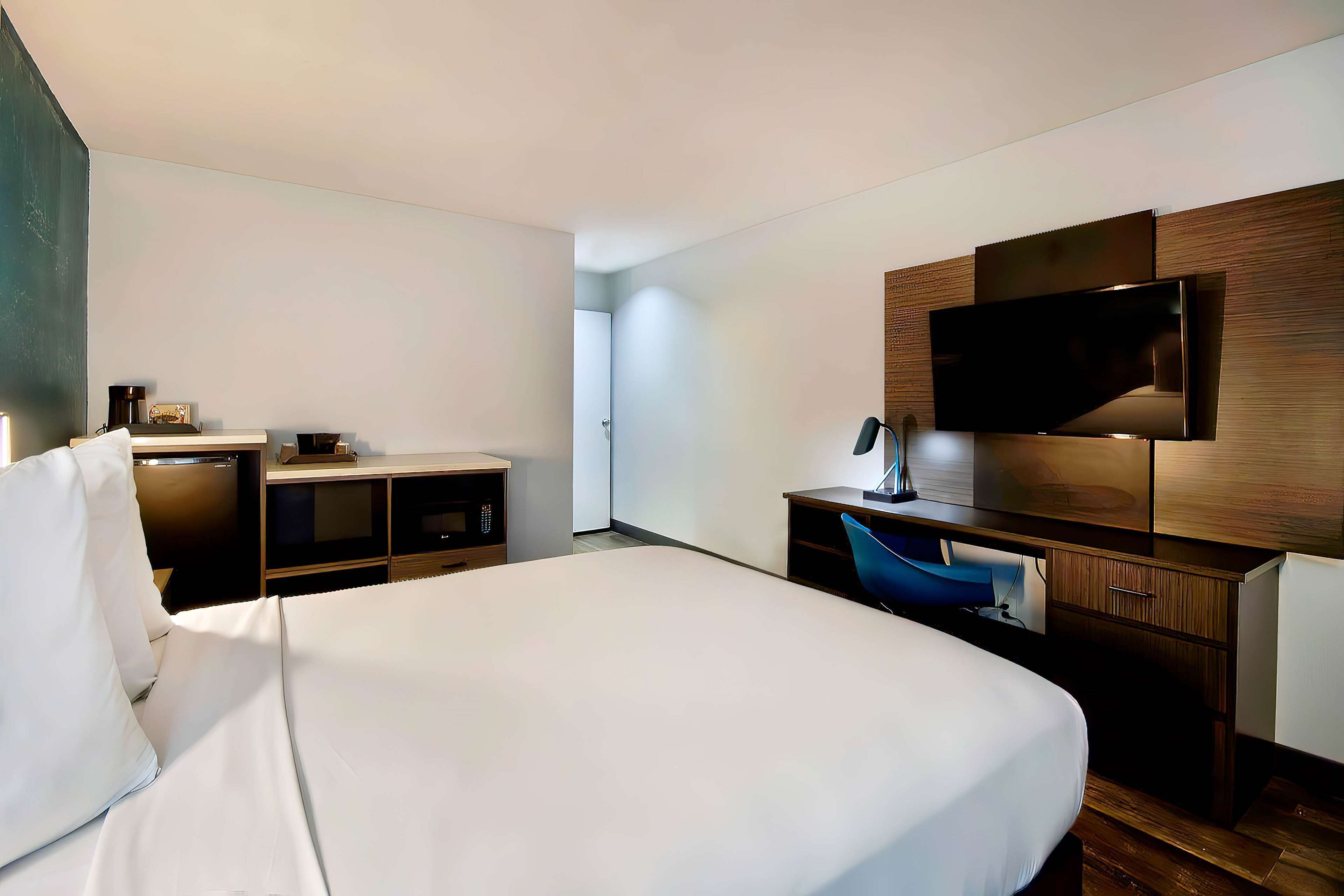 Caja de seguridad en la habitación, escritorio y cortinas blackout 