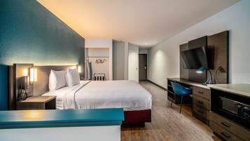 Safe på rommet, skrivebord, blendingsgardiner og strykejern/-brett