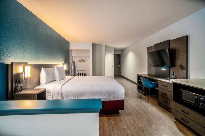 Safe på rommet, skrivebord, blendingsgardiner og strykejern/-brett