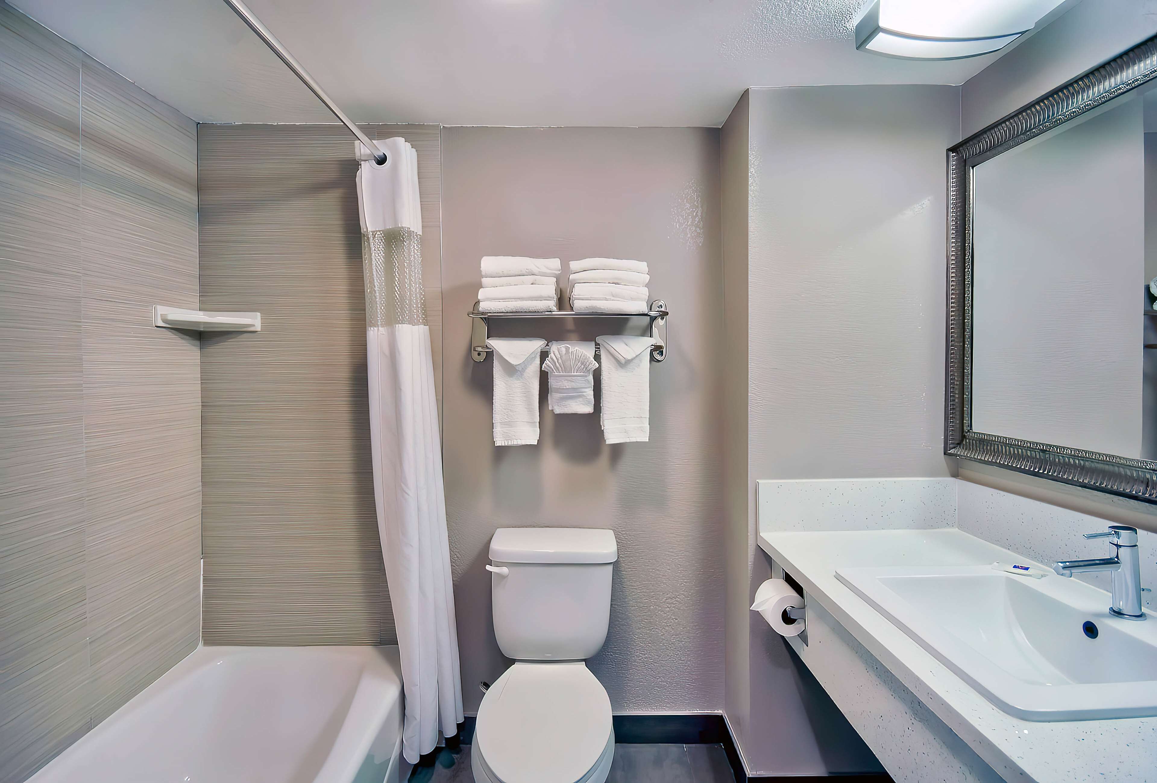 Ein modernes Badezimmer mit Badewanne, Toilette und Waschbecken.