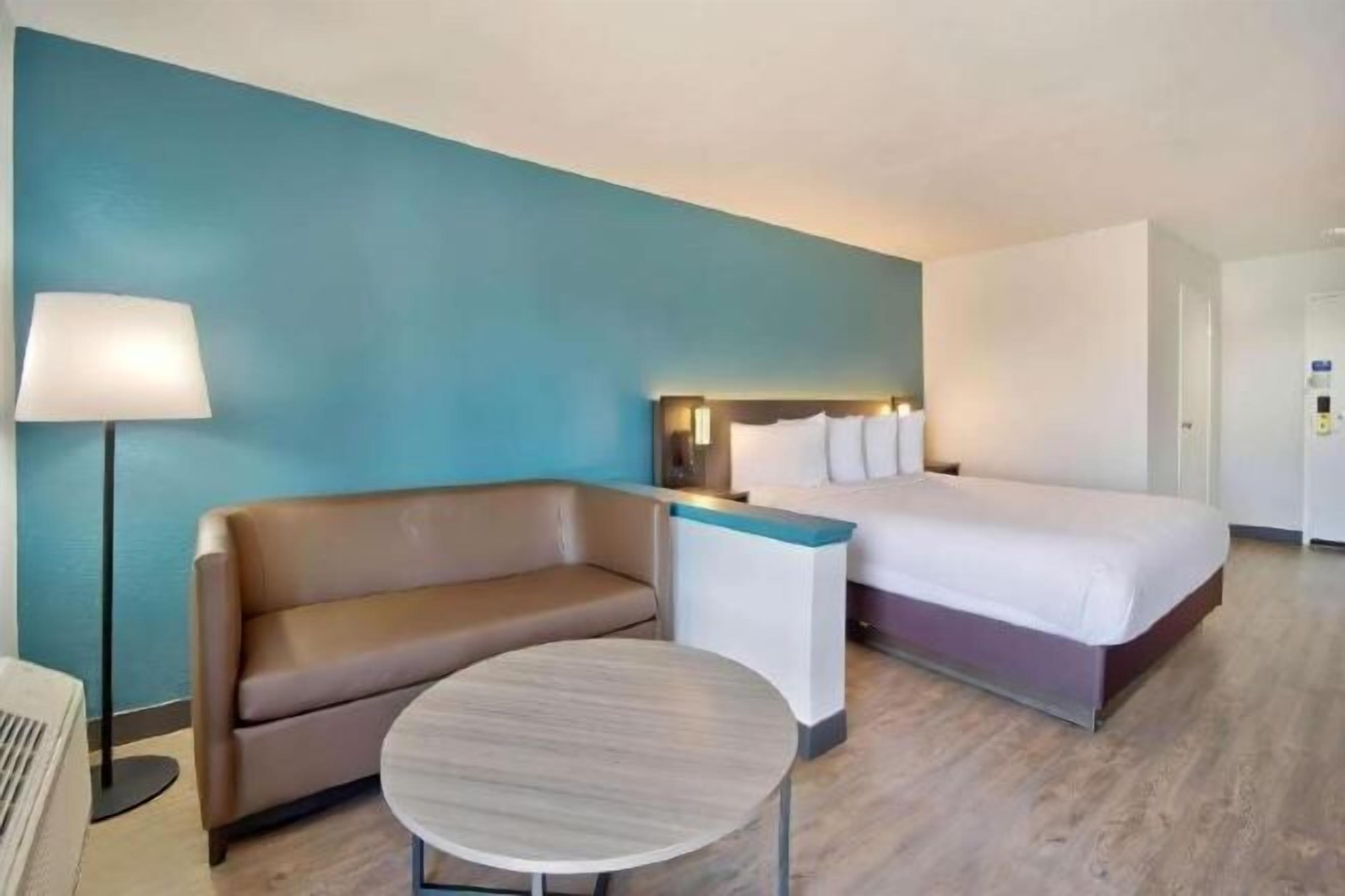 Coffre-fort, bureau, rideaux d’obscurcissement