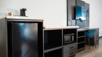 Safe på rommet, skrivebord, blendingsgardiner og strykejern/-brett