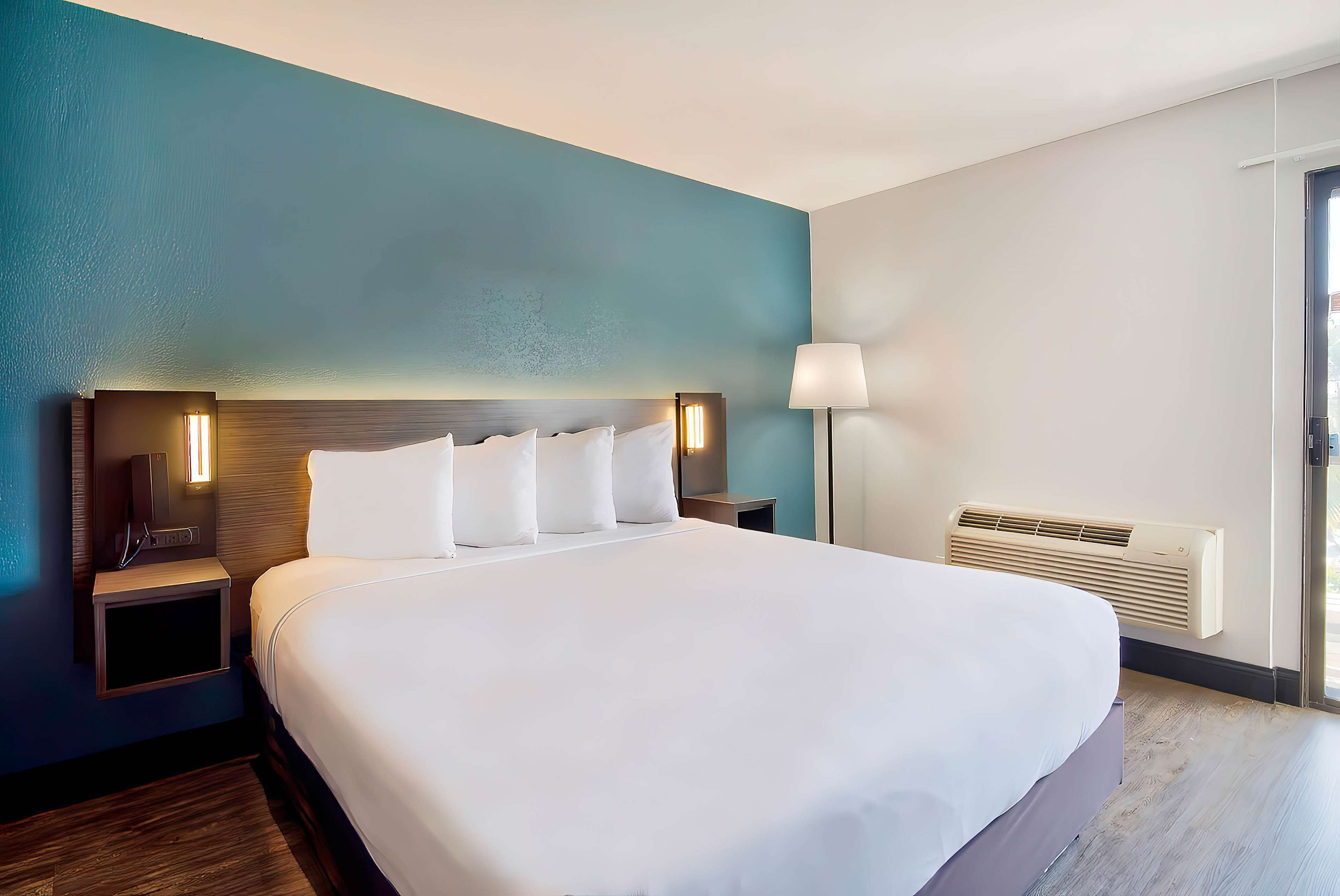 Caja de seguridad en la habitación, escritorio y cortinas blackout 