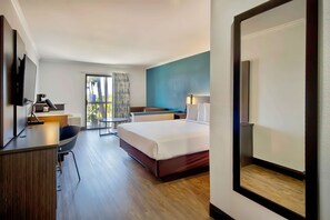 Zimmersafe, Schreibtisch, Verdunkelungsvorhänge, Bügeleisen/Bügelbrett