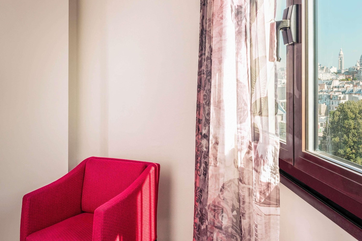 Rom, 1 dobbeltseng (PrivilegeEiffel Tower or Sacré Coeur) | Sengetøy av topp kvalitet, minibar, safe på rommet og skrivebord