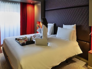 Seprai premium, minibar, brankas, dan meja kerja