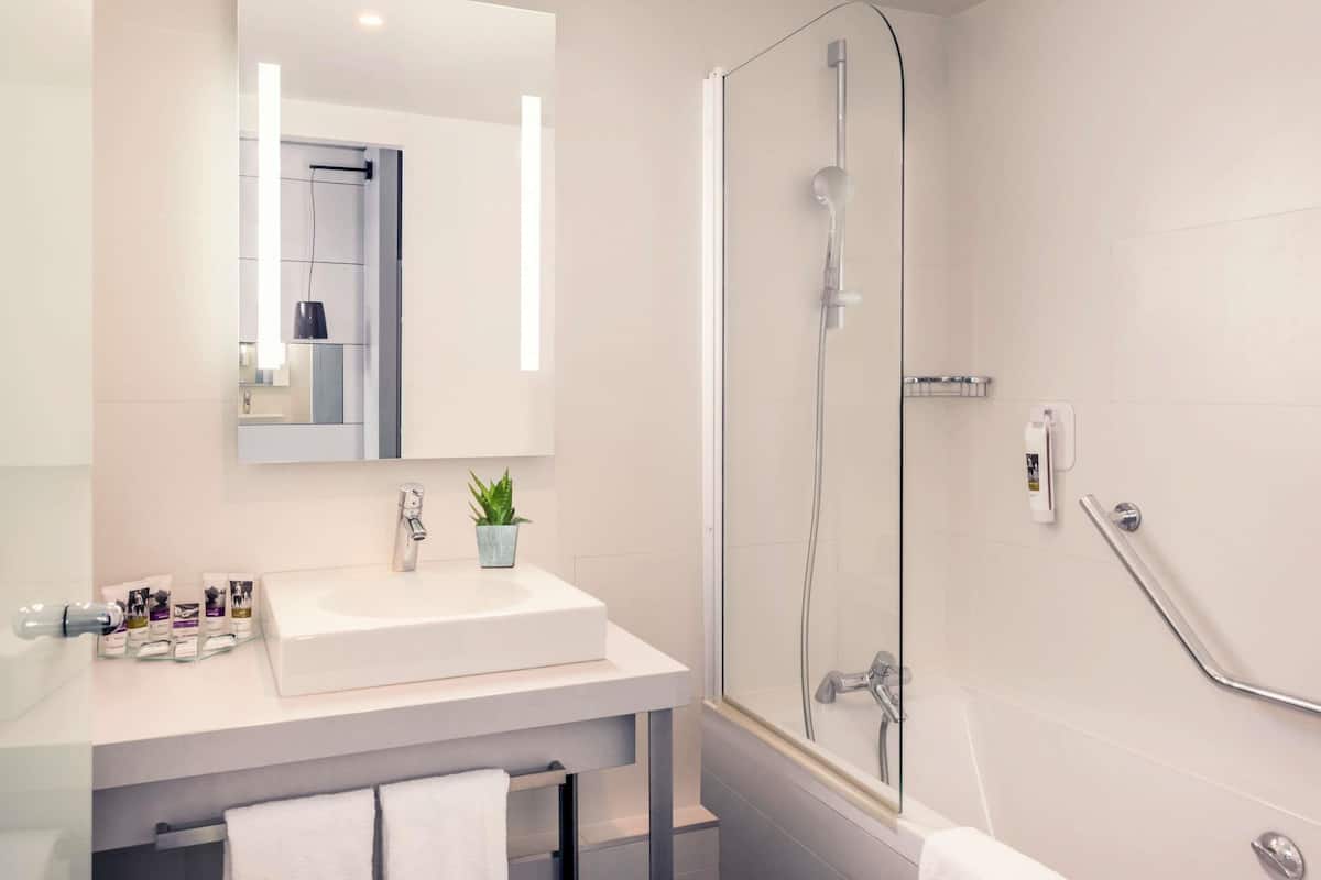 Seprai premium, minibar, brankas, dan meja kerja