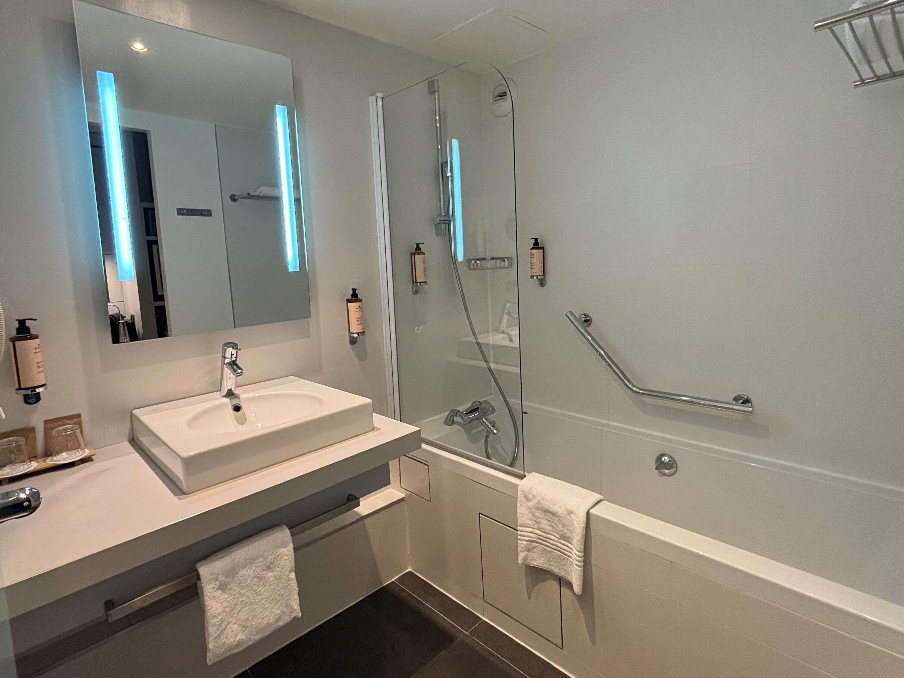 Privilege, Room, 1 Double Bed | Premium bedding, minibar, in-room safe, desk