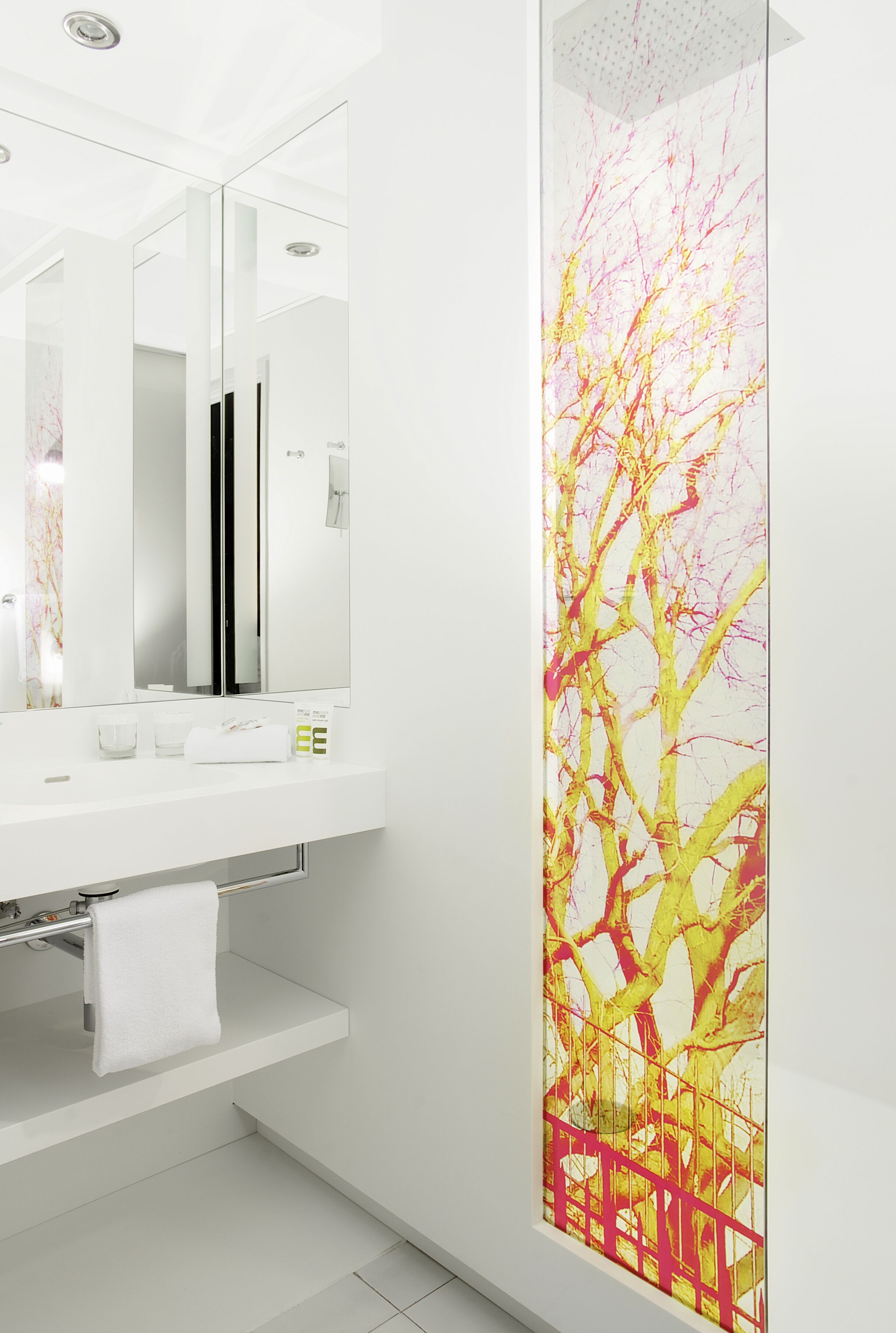 combined shower/bathtub, eco-friendly toiletries, hair dryer, towels