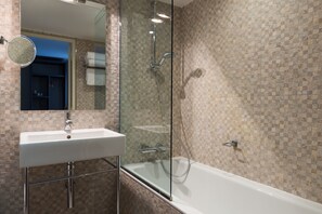 Een kluis op de kamer, een bureau, verduisterende gordijnen