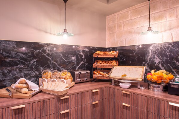 Daily full breakfast (EUR 19 per person)