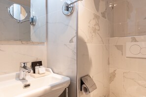 Badewanne und Dusche (separat), kostenlose Toilettenartikel