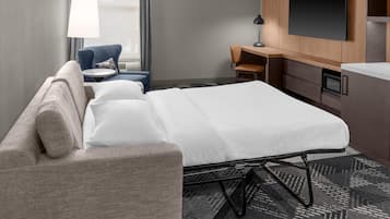 套房, 1 张特大床 | 起居区 | 32-英寸液晶电视 (配备有线频道)、电视