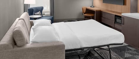 Suite, 1 cama King size | Área de sala de estar | Televisión LCD de 32 pulgadas con canales por cable y televisión