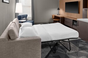 Suite, 1 très grand lit | Aire de séjour | Téléviseur ACL de 32 po avec télévision par câble, téléviseur