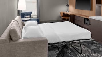 Suite, 1 cama King size | Área de sala de estar | Televisión LCD de 32 pulgadas con canales por cable y televisión