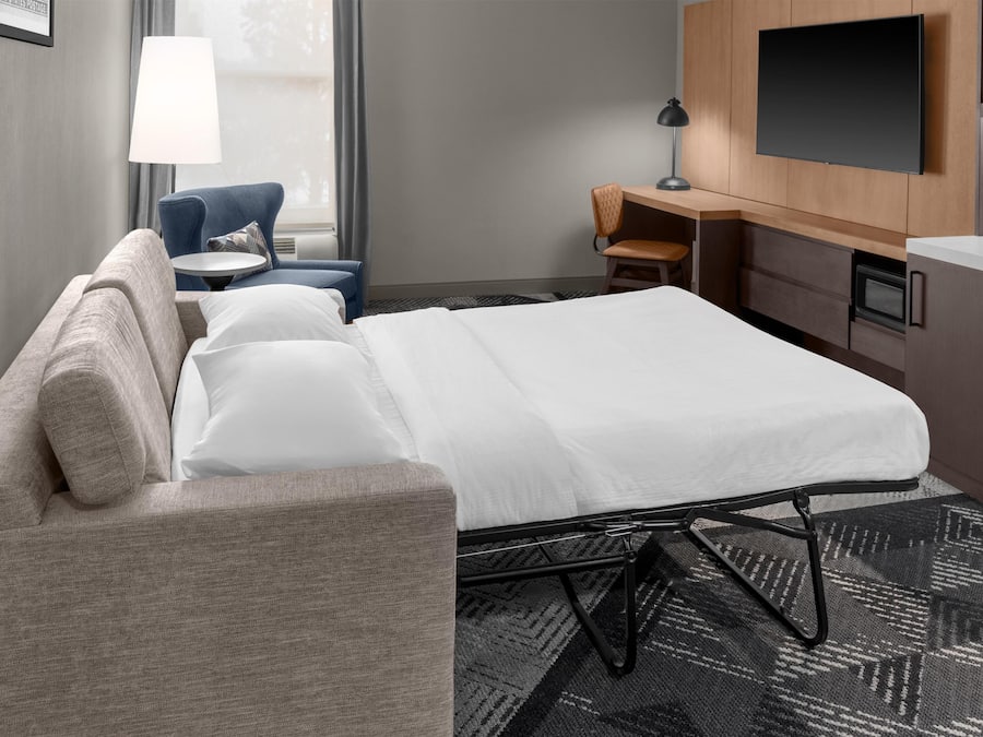 Suite, 1 kingsize-seng | Oppholdsområde | En 32-tommers LCD-TV med kabel-kanaler samt TV