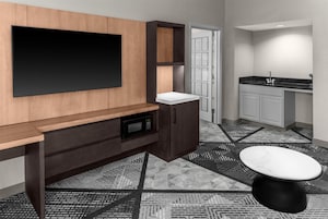 Suíte, 1 cama King | Área de estar | TV LCD 32 polegadas com canais a cabo, TV