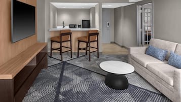 Suite, 1 cama King size (View) | Área de sala de estar | Televisión LCD de 32 pulgadas con canales por cable y televisión