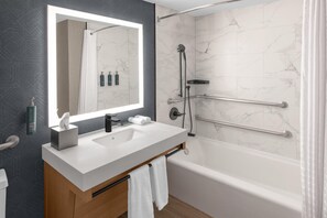 Chambre, 1 très grand lit, accessible aux personnes à mobilité réduite (Mobility & Hearing) | Salle de bain | Ensemble baignoire-douche, articles de toilette (gratuits)