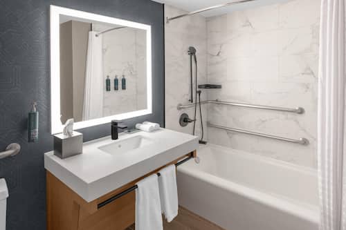 Habitación, 1 cama King size, con acceso para personas discapacitadas, tina (Mobility & Hearing) | Baño | Tina con regadera, amenidades de baño gratuitas, secadora de cabello