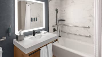 Habitación, 1 cama de matrimonio grande, bañera (Mobility & Hearing) | Baño | Ducha y bañera combinadas y artículos de higiene personal gratuitos