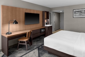 Premium bedding, pillowtop beds, in-room safe, desk - DoubleTree by Hilton Dayton Fairborn (Fairborn)