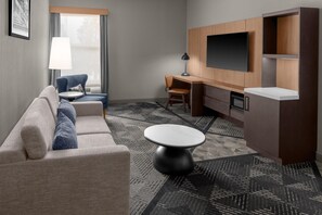 Suite, 1 King-Bett | Wohnbereich | 32-Zoll-LCD-Fernseher mit Kabelempfang, Fernseher