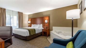 Business Room, 1 King Bed, Non Smoking | Iron/ironing board, rollaway beds, free WiFi, bed sheets