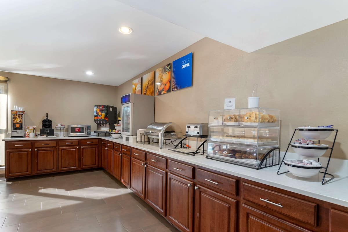 free buffet breakfast