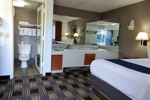 Romantisches Zimmer, 1 Queen-Bett, Nichtraucher, Whirlpool | Kostenlose Babybetten, kostenloses WLAN, Bettwäsche