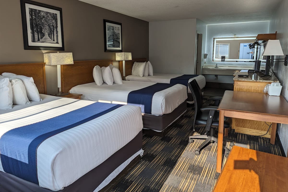 Chambre Triple Deluxe, plusieurs lits | 1 chambre, lits bébé (gratuits), Wi-Fi gratuit, draps fournis