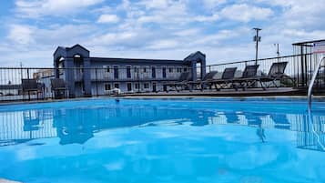 Piscine extérieure (ouverte en saison)