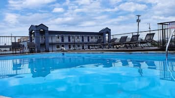 Una piscina al aire libre de temporada