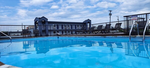 Una piscina al aire libre de temporada