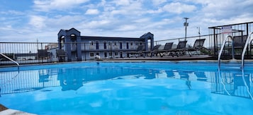 Una piscina al aire libre de temporada