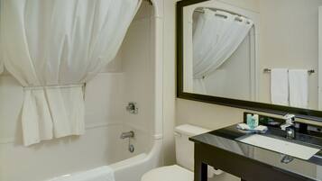 Une salle de bain avec une baignoire, des toilettes et un lavabo.