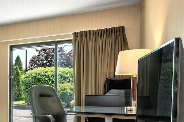 Premium bedding, pillowtop beds, desk, laptop workspace