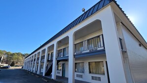 A two-story motel with a flat roof and a central staircase. - Sunrise Inn By OYO Newport News US-60 (Newport News)
