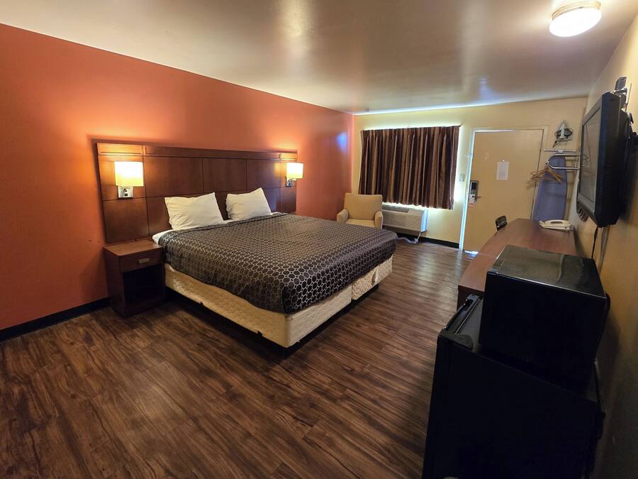 Desk, iron/ironing board, free WiFi, bed sheets